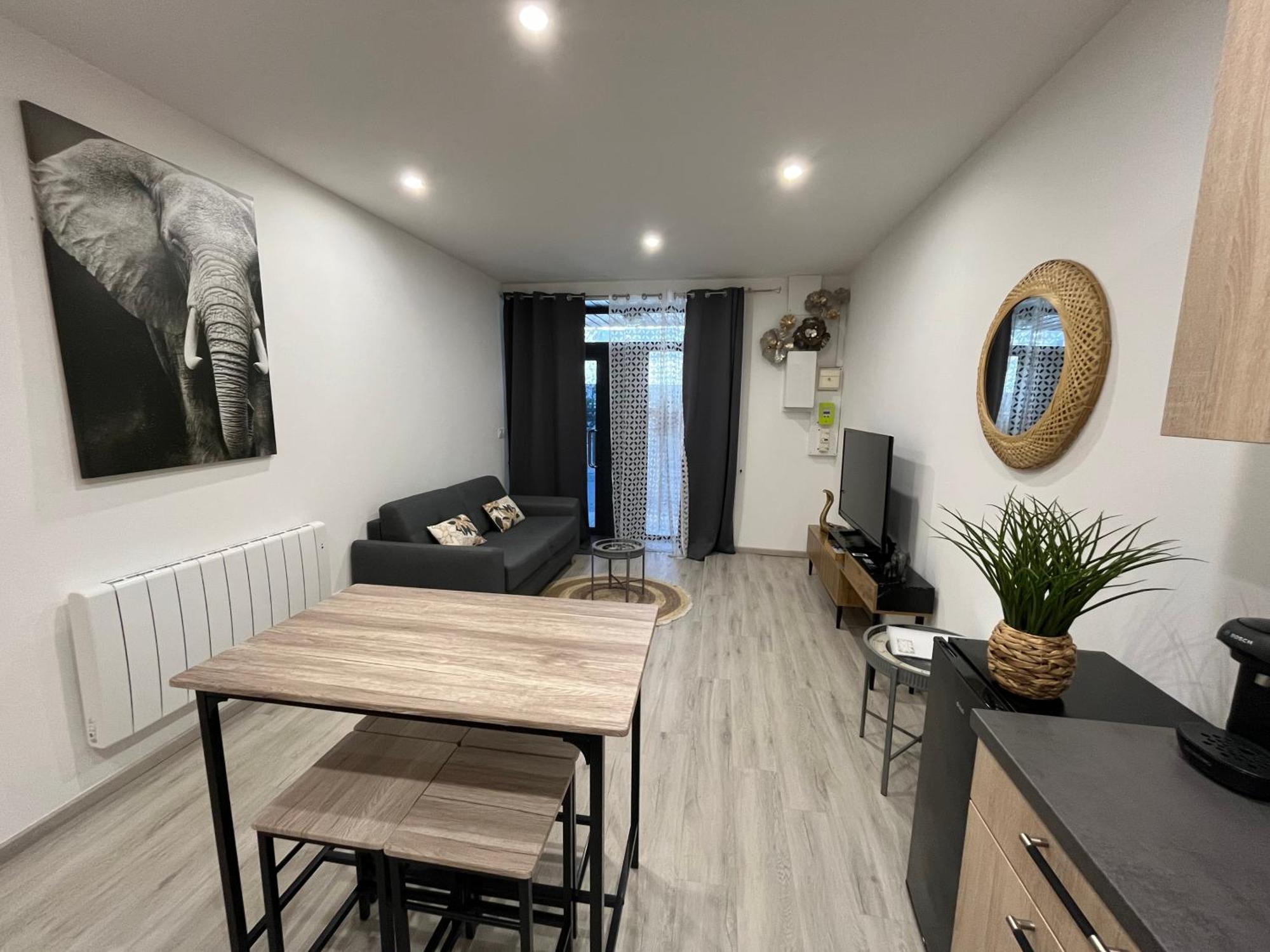 Le Mendes Apartment Evron ภายนอก รูปภาพ