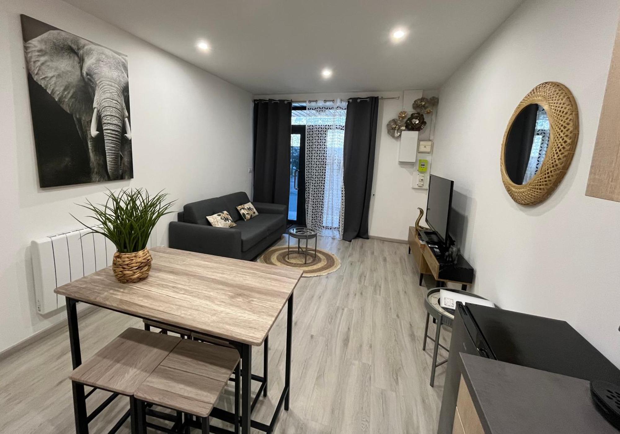 Le Mendes Apartment Evron ภายนอก รูปภาพ
